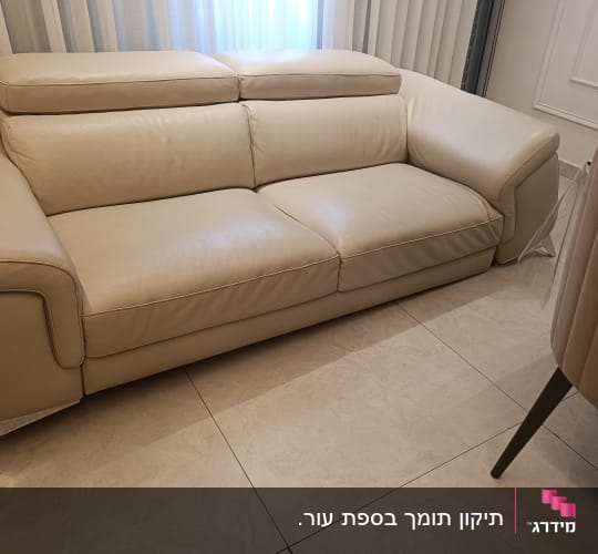 ספה מרופדת בצבע בז